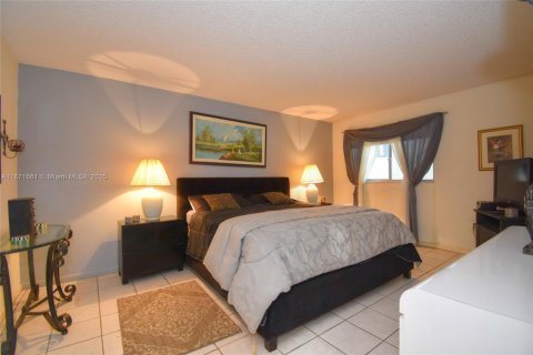Condo in Pembroke Pines, Florida, 2 bedrooms  № 1920114 - photo 16