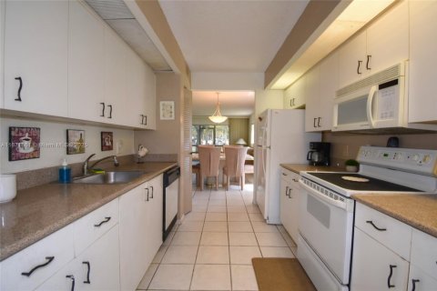 Condo in Pembroke Pines, Florida, 2 bedrooms  № 1920114 - photo 8