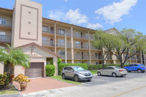 Condo in Pembroke Pines, Florida, 2 bedrooms  № 1920114 - photo 1