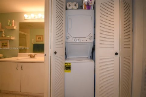 Condo in Pembroke Pines, Florida, 2 bedrooms  № 1920114 - photo 24