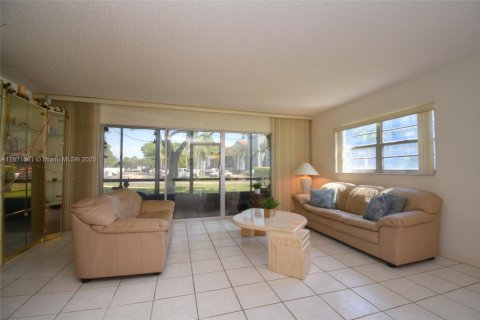 Condo in Pembroke Pines, Florida, 2 bedrooms  № 1920114 - photo 11