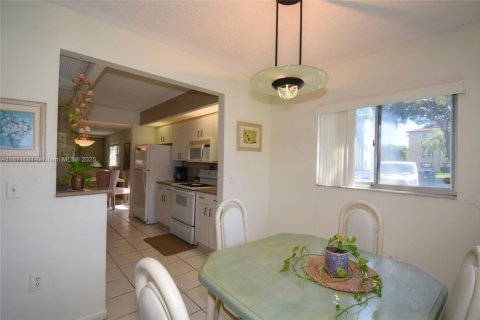 Condo in Pembroke Pines, Florida, 2 bedrooms  № 1920114 - photo 6