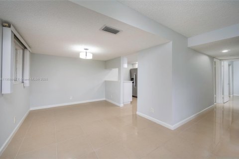 Condominio en venta en Miami, Florida, 2 dormitorios, 93.18 m2 № 1964611 - foto 3