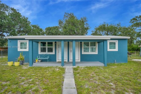 Commercial property in Miami, Florida 94.02 sq.m. № 2072899