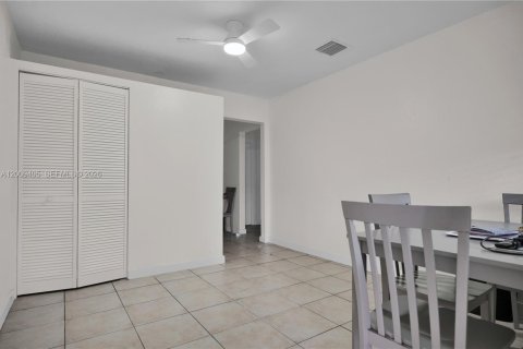 Commercial property in Miami, Florida 94.02 sq.m. № 2072899 - photo 7