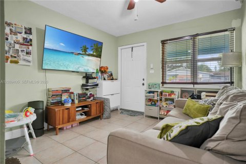 Commercial property in Miami, Florida 94.02 sq.m. № 2072899 - photo 11