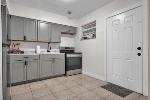Commercial property in Miami, Florida 94.02 sq.m. № 2072899 - photo 5