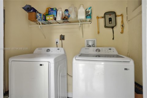 Commercial property in Miami, Florida 94.02 sq.m. № 2072899 - photo 15
