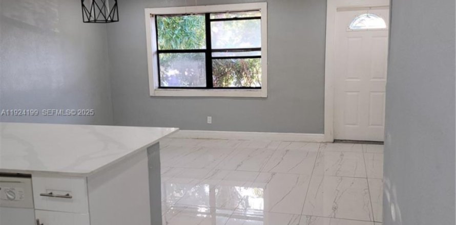 House in North Lauderdale, Florida 2 bedrooms, 141.86 sq.m. № 1982600