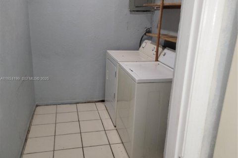 House in North Lauderdale, Florida 2 bedrooms, 141.86 sq.m. № 1982600 - photo 6