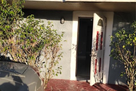 House in North Lauderdale, Florida 2 bedrooms, 141.86 sq.m. № 1982600 - photo 8