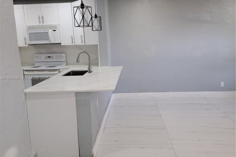 House in North Lauderdale, Florida 2 bedrooms, 141.86 sq.m. № 1982600 - photo 5