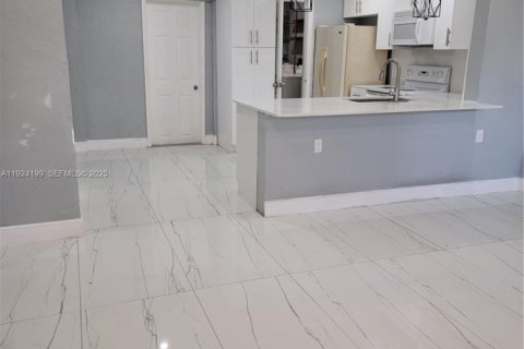 House in North Lauderdale, Florida 2 bedrooms, 141.86 sq.m. № 1982600 - photo 2