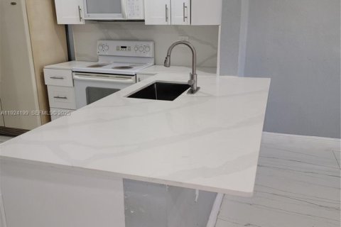 House in North Lauderdale, Florida 2 bedrooms, 141.86 sq.m. № 1982600 - photo 7