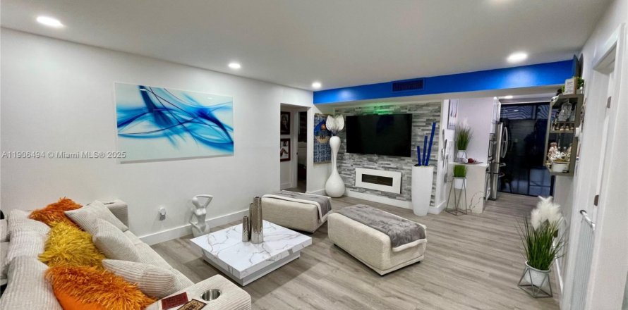 Кондоминиум с 3 спальнями в Майами, Флорида № 1957190