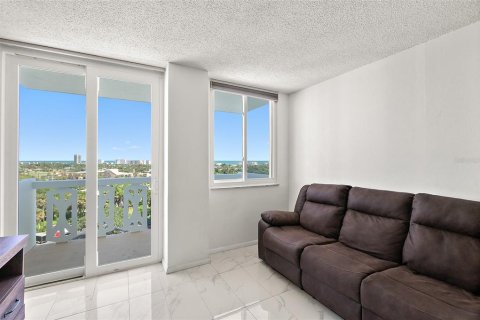 Condo in Daytona Beach, Florida, 1 bedroom  № 2377816 - photo 17