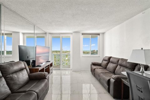 Condo in Daytona Beach, Florida, 1 bedroom  № 2377816 - photo 16