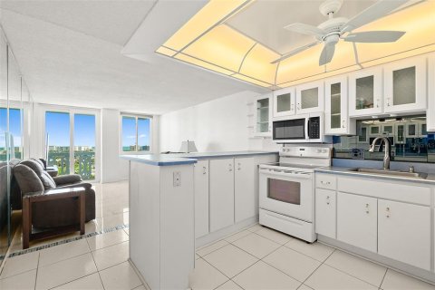 Condo in Daytona Beach, Florida, 1 bedroom  № 2377816 - photo 14