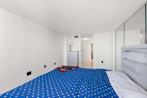 Condo in Daytona Beach, Florida, 1 bedroom  № 2377816 - photo 29