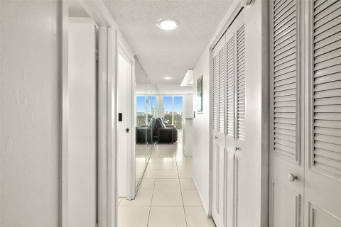 Condo in Daytona Beach, Florida, 1 bedroom  № 2377816 - photo 9