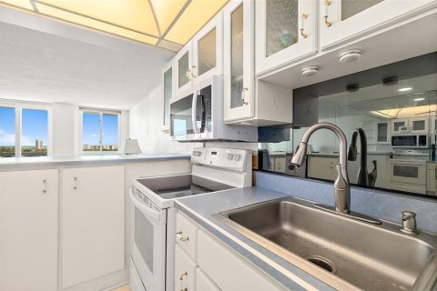 Condo in Daytona Beach, Florida, 1 bedroom  № 2377816 - photo 13