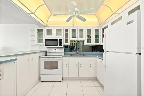 Condo in Daytona Beach, Florida, 1 bedroom  № 2377816 - photo 11