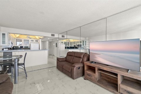 Condo in Daytona Beach, Florida, 1 bedroom  № 2377816 - photo 19