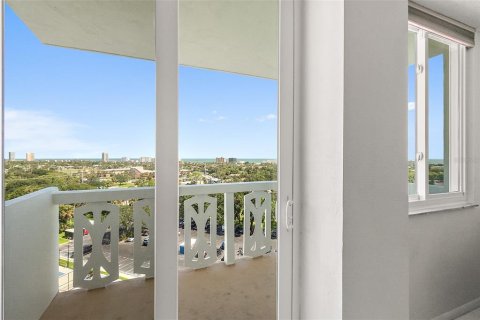 Condo in Daytona Beach, Florida, 1 bedroom  № 2377816 - photo 20