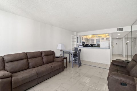 Condo in Daytona Beach, Florida, 1 bedroom  № 2377816 - photo 18