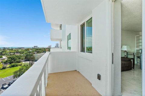 Condo in Daytona Beach, Florida, 1 bedroom  № 2377816 - photo 25