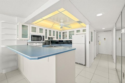 Condo in Daytona Beach, Florida, 1 bedroom  № 2377816 - photo 10