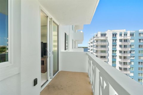 Condo in Daytona Beach, Florida, 1 bedroom  № 2377816 - photo 24