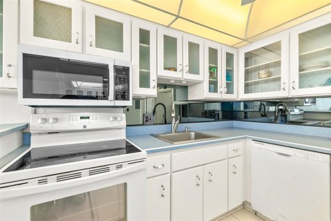 Condo in Daytona Beach, Florida, 1 bedroom  № 2377816 - photo 12