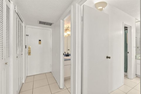 Condo in Daytona Beach, Florida, 1 bedroom  № 2377816 - photo 8