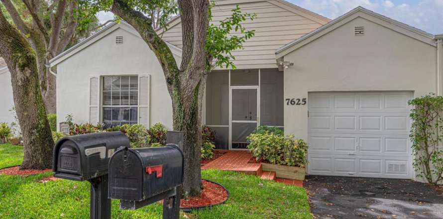 House in Boynton Beach, Florida 2 bedrooms, 140.19 sq.m. № 2176946
