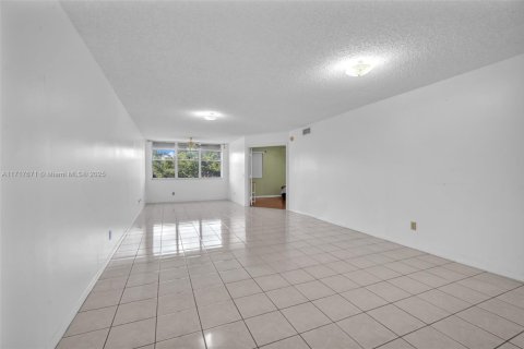 Condo in Sunrise, Florida, 2 bedrooms  № 1811708 - photo 9
