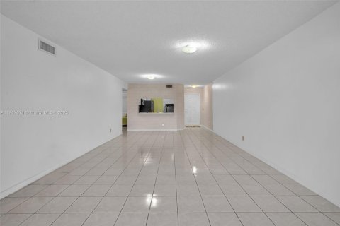 Condo in Sunrise, Florida, 2 bedrooms  № 1811708 - photo 18