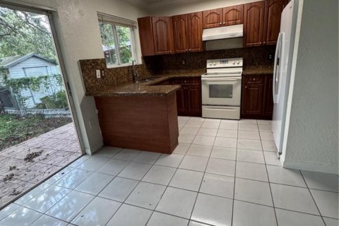 House in Miami Gardens, Florida 4 bedrooms, 137.96 sq.m. № 2027567 - photo 6