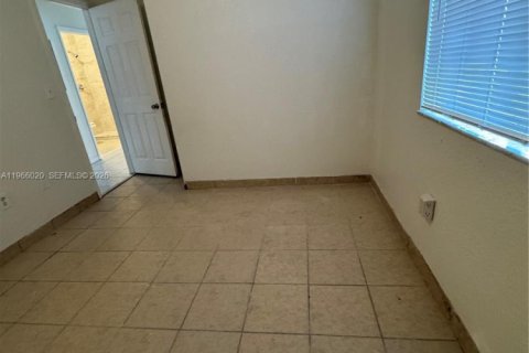 House in Miami Gardens, Florida 4 bedrooms, 137.96 sq.m. № 2027567 - photo 3