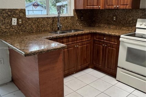 House in Miami Gardens, Florida 4 bedrooms, 137.96 sq.m. № 2027567 - photo 7