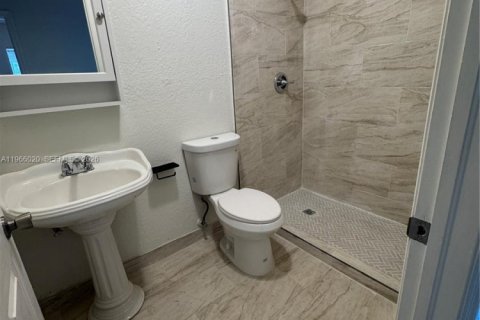 House in Miami Gardens, Florida 4 bedrooms, 137.96 sq.m. № 2027567 - photo 4