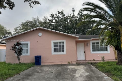 House in Miami Gardens, Florida 4 bedrooms, 137.96 sq.m. № 2027567 - photo 2