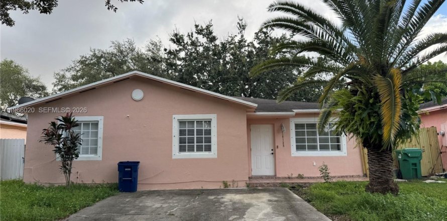 House in Miami Gardens, Florida 4 bedrooms, 137.96 sq.m. № 2027567