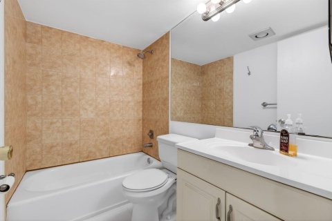 Купить кондоминиум в Бока-Ратон, Флорида 3 комнаты, 79.99м2, № 2084008 - фото 11