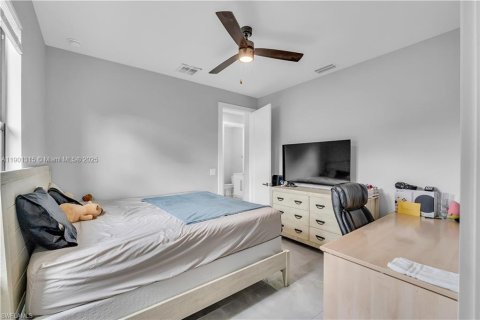Casa en venta en Cape Coral, Florida, 3 dormitorios № 2081729 - foto 28
