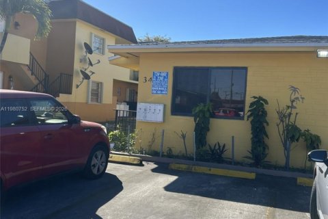 Снять в аренду квартиру в Хайалиа, Флорида 1 спальня, 258.36м2, № 2049825 - фото 3