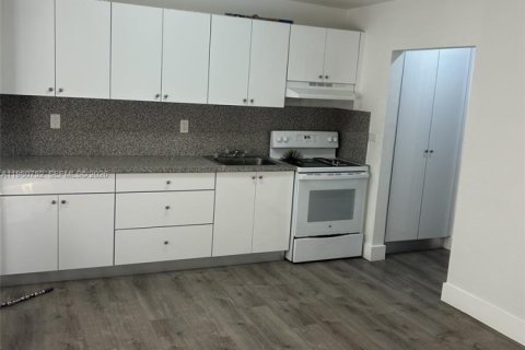 Снять в аренду квартиру в Хайалиа, Флорида 1 спальня, 258.36м2, № 2049825 - фото 10