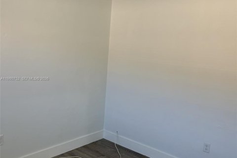 Снять в аренду квартиру в Хайалиа, Флорида 1 спальня, 258.36м2, № 2049825 - фото 5