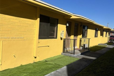 Снять в аренду квартиру в Хайалиа, Флорида 1 спальня, 258.36м2, № 2049825 - фото 2