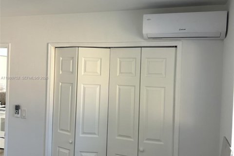 Снять в аренду квартиру в Хайалиа, Флорида 1 спальня, 258.36м2, № 2049825 - фото 6